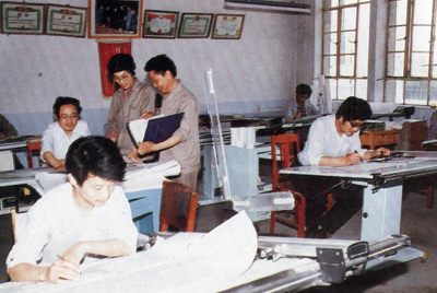 从1984年第一季度到抓管理上挂号周全提高企业素质验收前，，，，，，，，接纳分线检查、总结效果、找出差别、提出步伐、限期整改的要领，，，，，，，，使各项事情在整理中牢靠提高，，，，，，，，在牢靠提高中举行再整理，，，，，，，，再提高。。。。。。