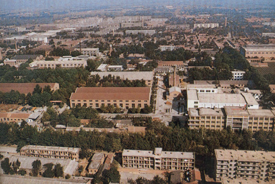 推土机总厂本部厂区。。。。。。山东推土机总厂建设时，，，，，，，，牢靠资产原值为2569万元，，，，，，，，占地面积为517538平方米，，，，，，，，修建面积为170861平方米。。。。。。