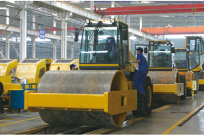 2002年2月，，，，，，，，由履带厂开发研制的YZ18液压振动压路机，，，，，，，，顺遂下线。。。。。。