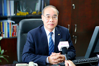 张秀文董事长在接受中国山东网专题采访时，，，，，，，，就公司践行“忠实鲁商”倡树行动举行回覆，，，，，，，，先容了W88优德官网把“仁义、诚信、忠实”的文化精髓融入到生产谋划的全历程的典范做法和“诚敬做产品，，，，，，，，诚信做企业”的谋划理念，，，，，，，，在工程机械行业树立起了“厚德坚韧”的山东国企形象